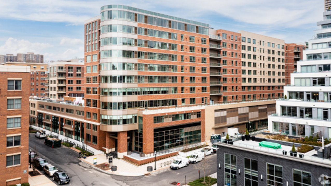 The Capstone Waterfront Luxury and Convenience - Photo 3 of 6