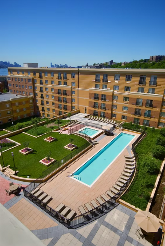 55 Riverwalk Place - Photo 7 of 18