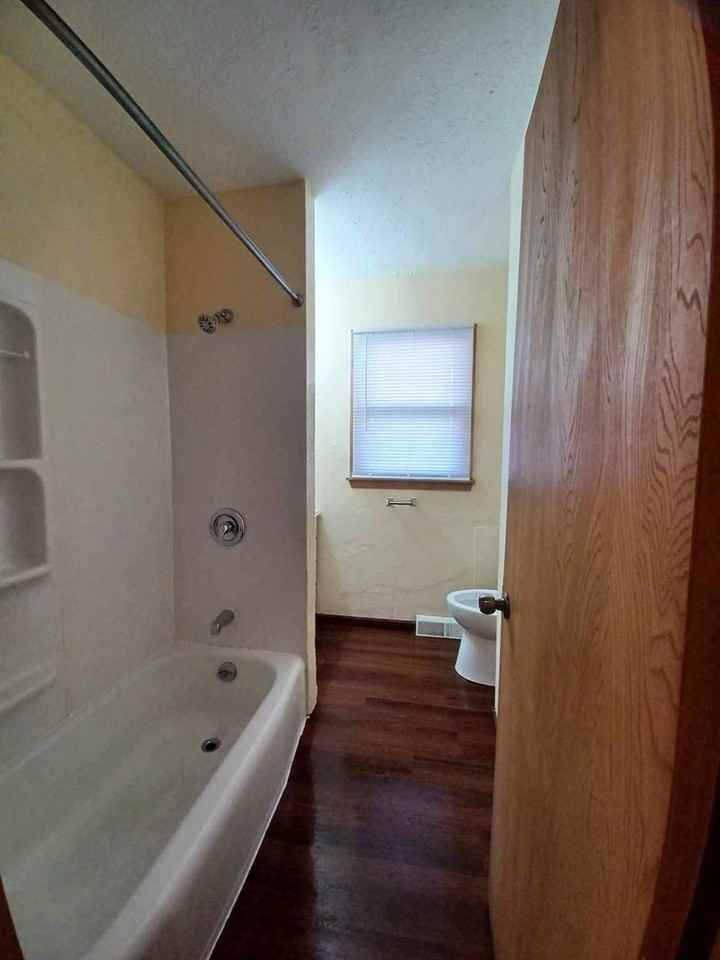 828 Royal Ave - Photo 3 of 6