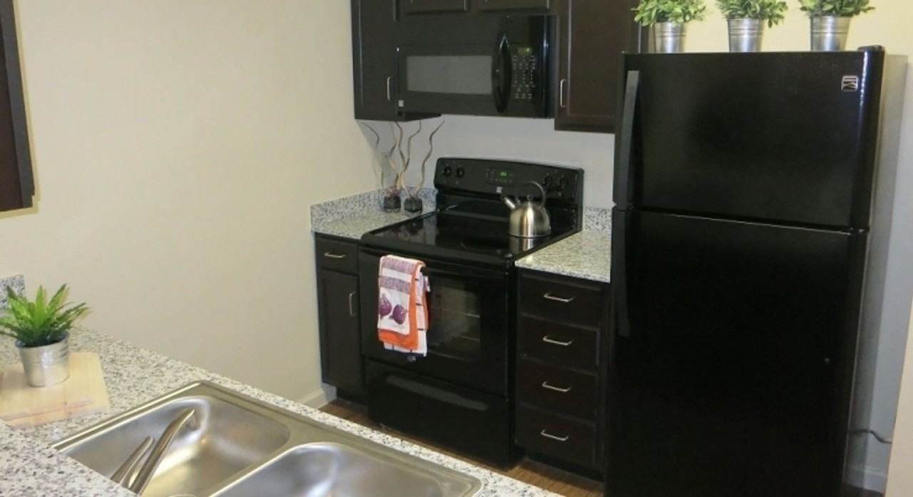 24 Longview Student Apartments - Photo 2 of 41