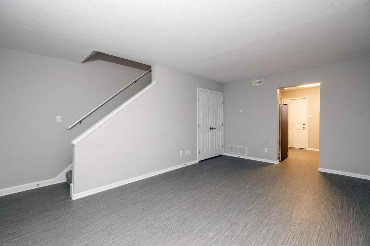 TOWNHOMES AT EASTON PARK - Photo 7 of 27