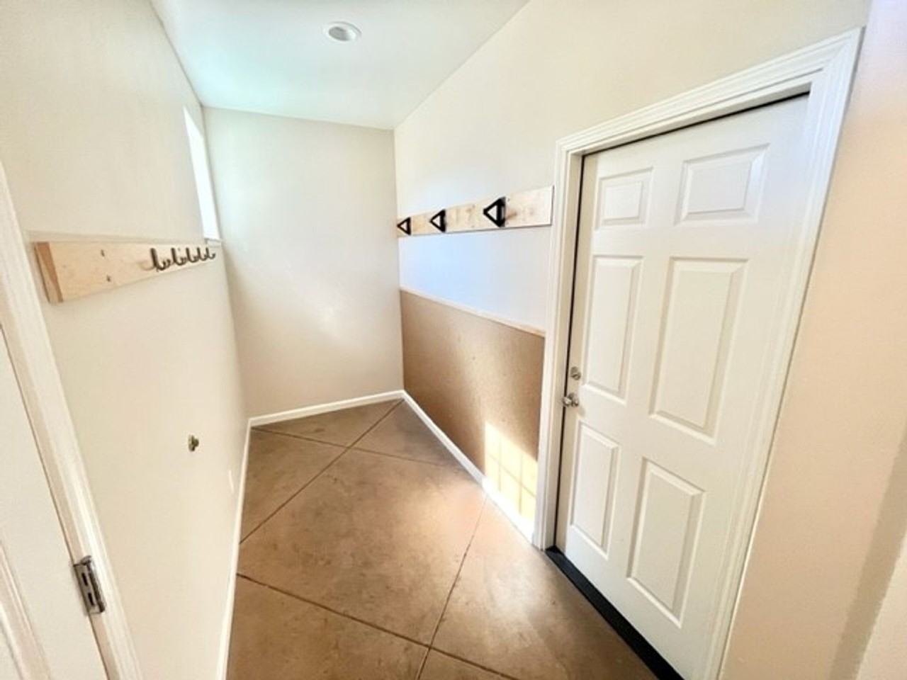 **Pre-Leasing for Summer 2026** Large Townhomes with Garages - Photo 2 of 19