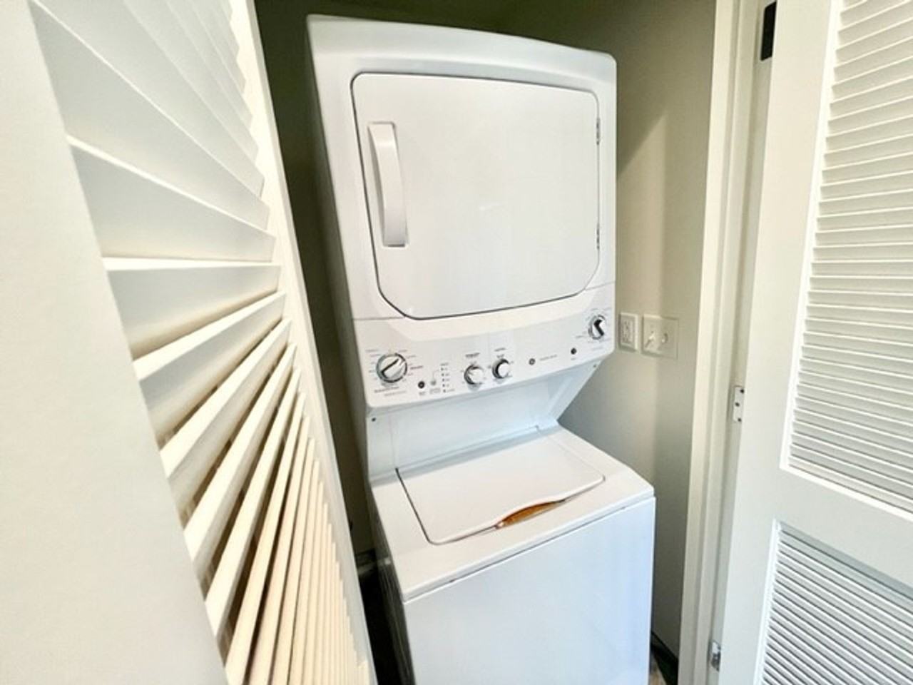 **Pre-Leasing for Summer 2026** Large Townhomes with Garages - Photo 7 of 19