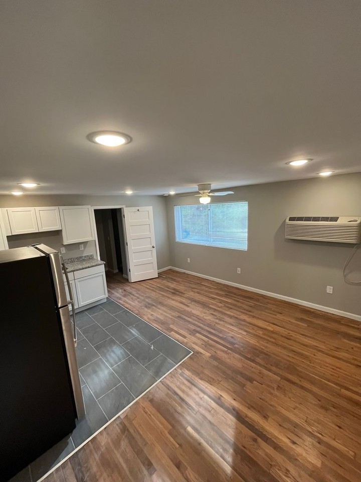 1-17 2341 Burnet Avenue - Photo 4 of 18
