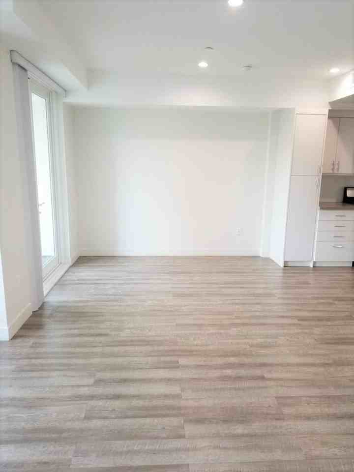 744 Hartford Ave - Photo 4 of 40