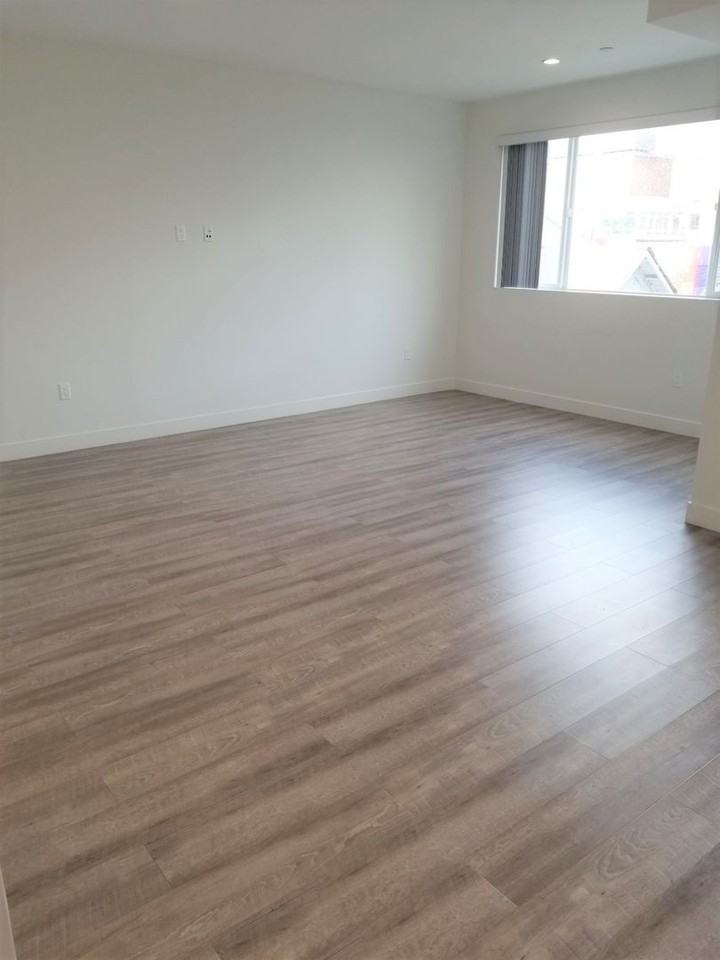 744 Hartford Ave - Photo 5 of 40