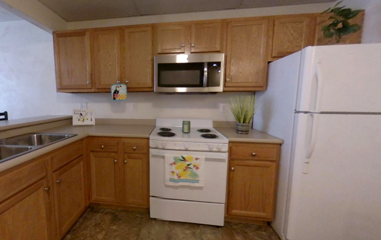 Crimson Court Oakland - Photo 2 of 7