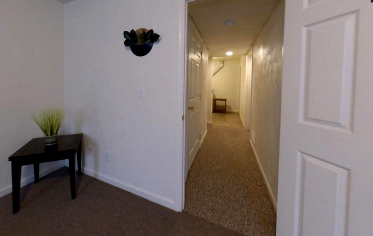 Crimson Court Oakland - Photo 3 of 7