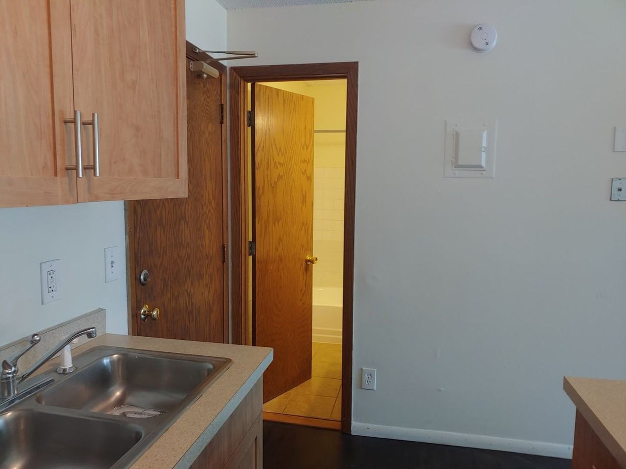 3030 Irving Ave S - Photo 4 of 28