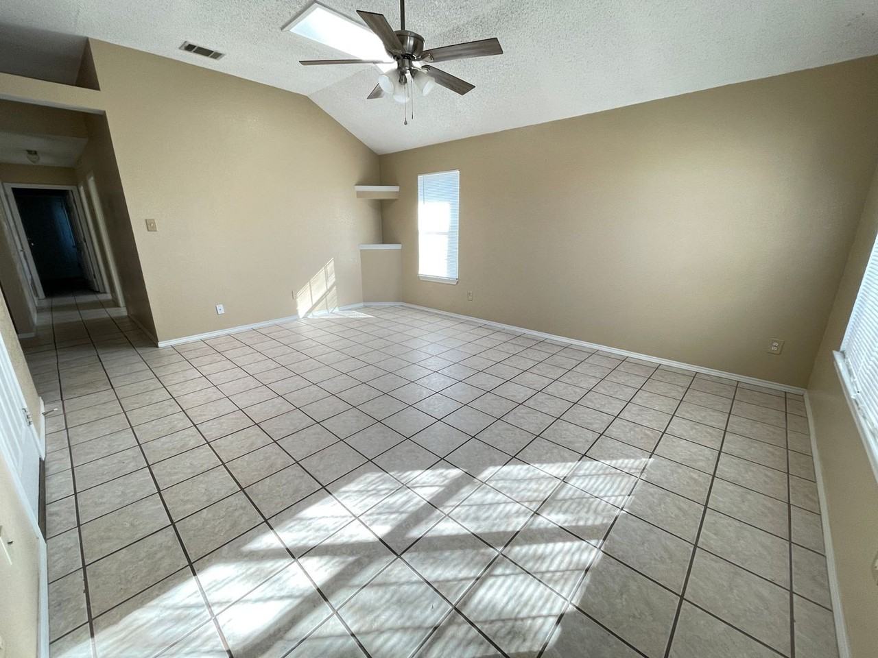 213 Janelle Dr - Photo 2 of 14