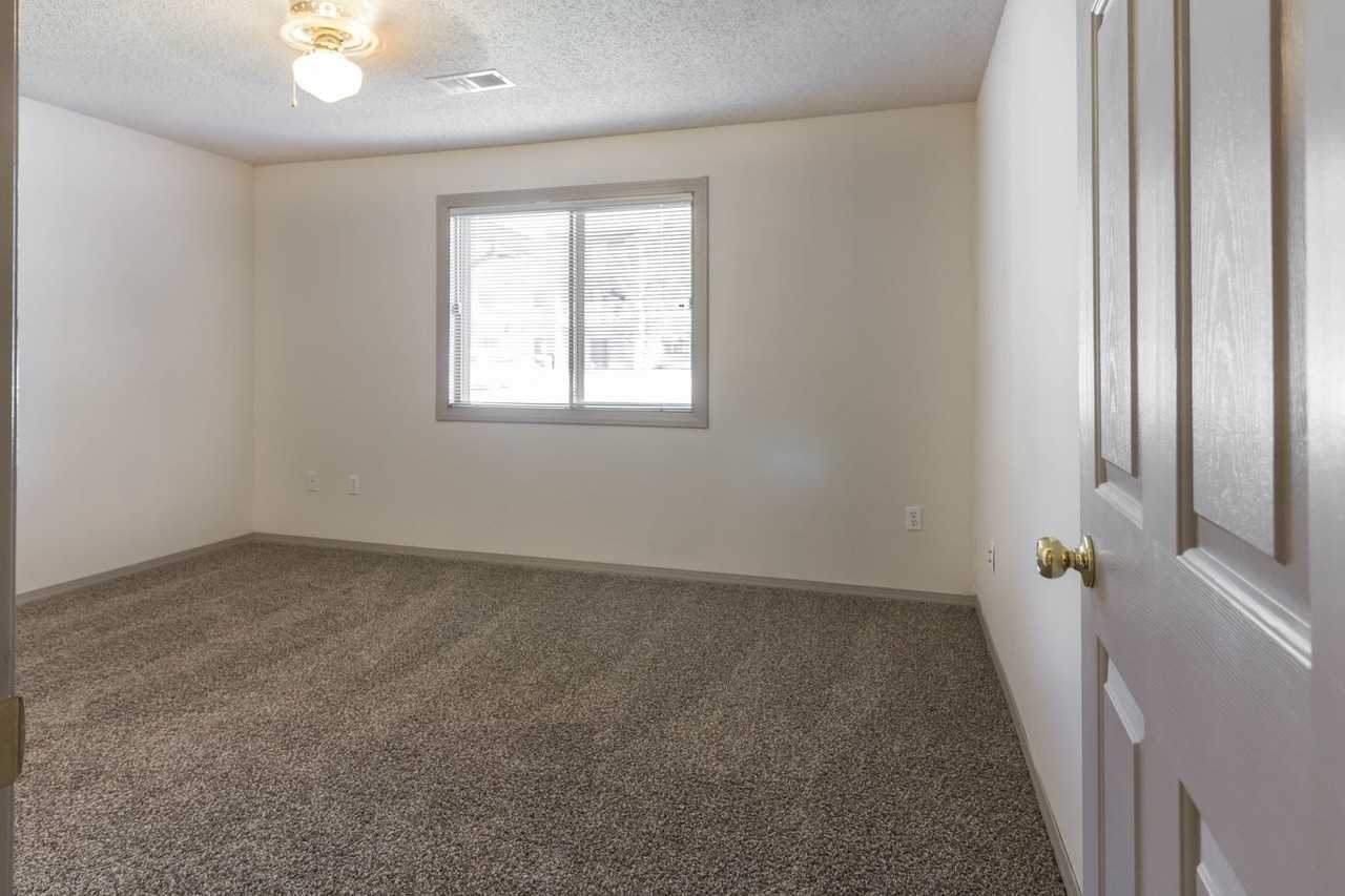 STERLING GREEN - Photo 6 of 41