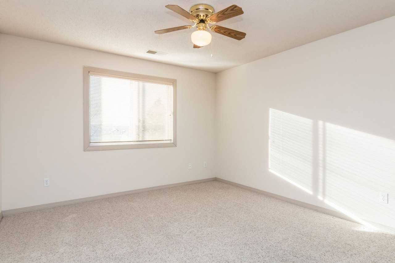 STERLING GREEN - Photo 7 of 41