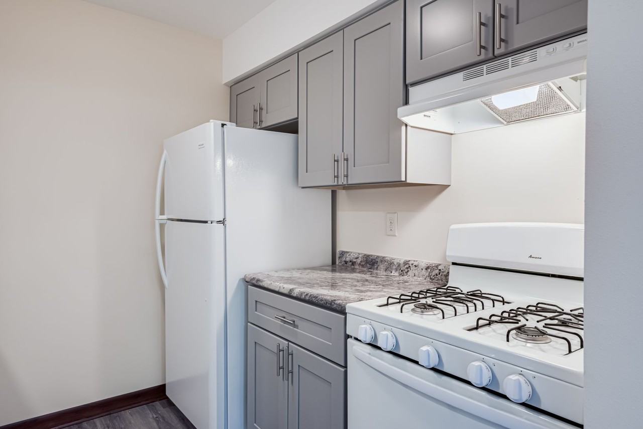 4340 W Loomis Apts - Photo 2 of 6