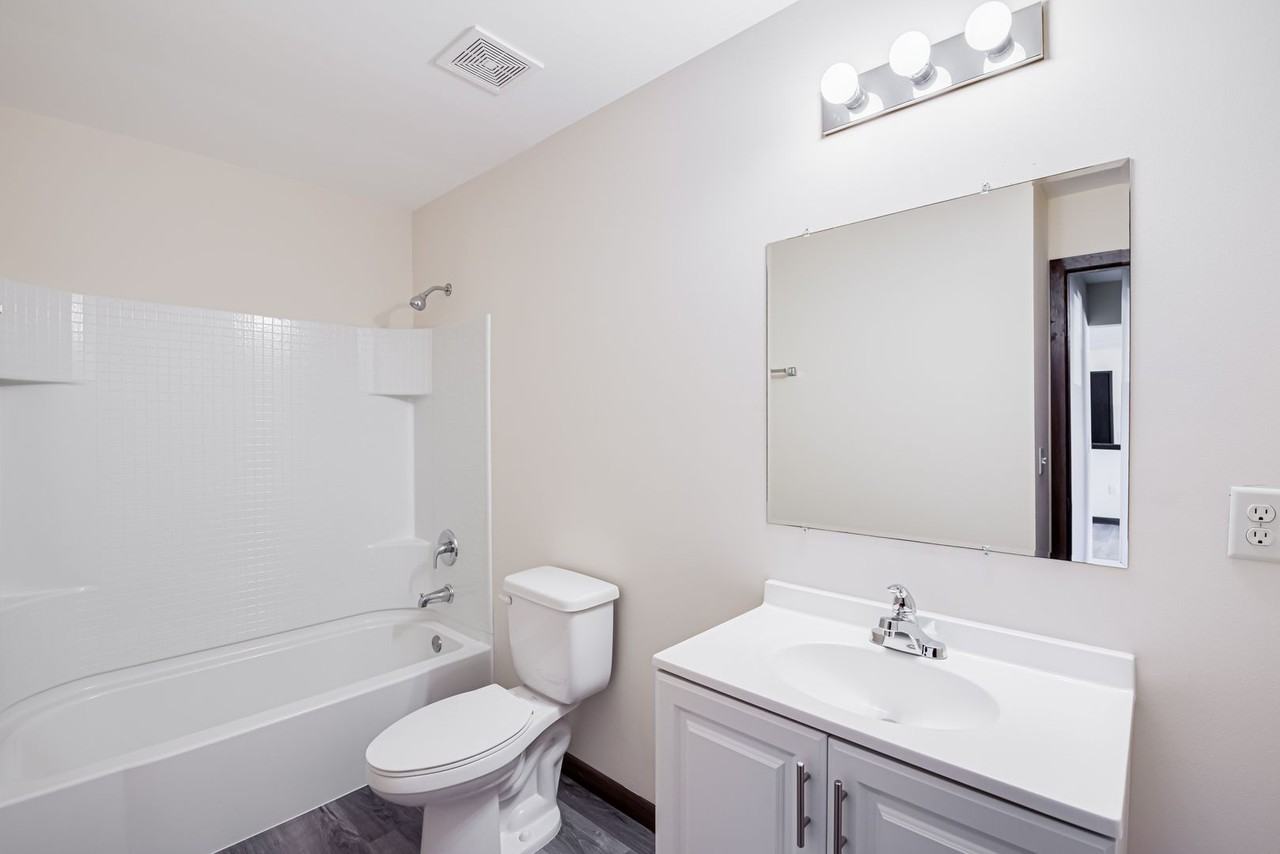 4340 W Loomis Apts - Photo 3 of 6