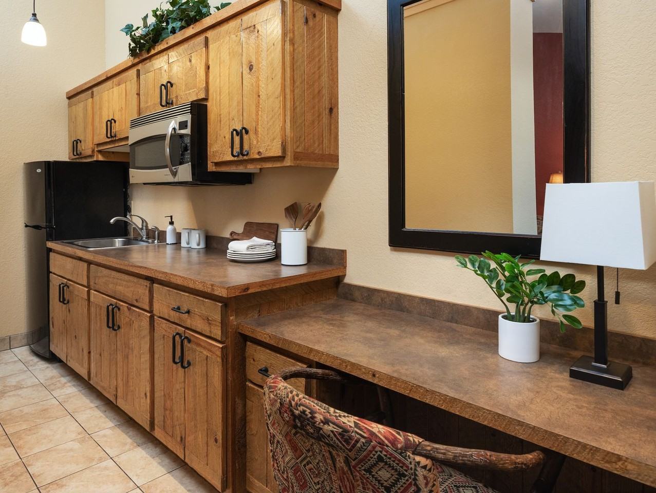 Brand new furnished apartments with flexible lease terms and hotel - Photo 4 of 21