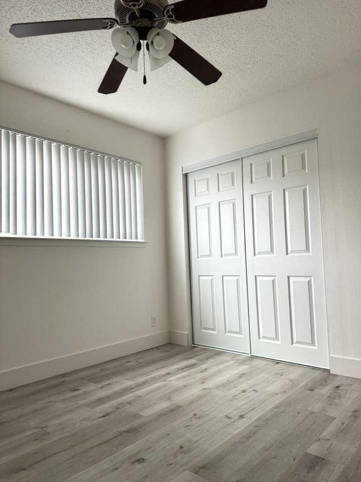 Las Palmas Apartments - Photo 2 of 4