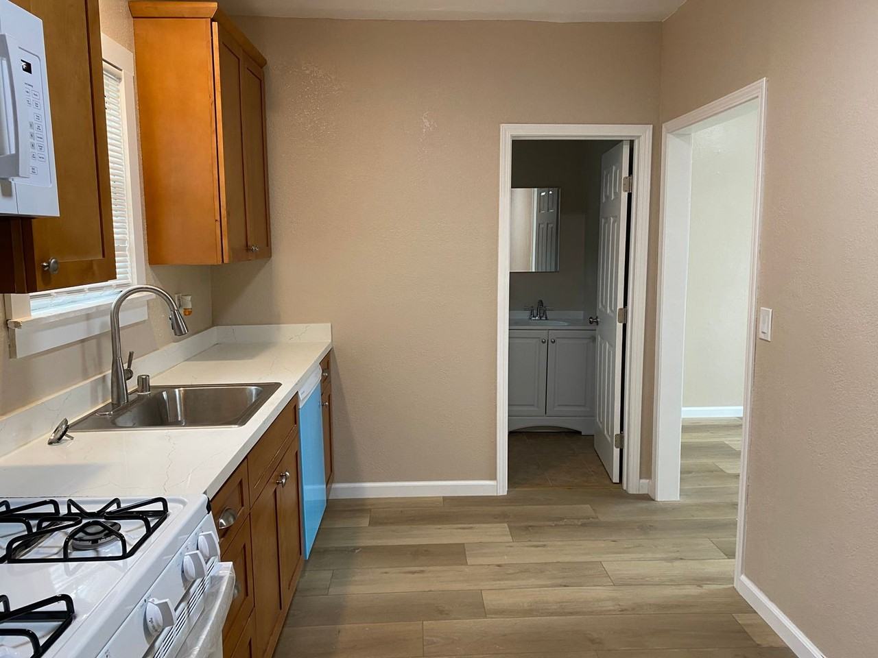 F01915 - Photo 2 of 9