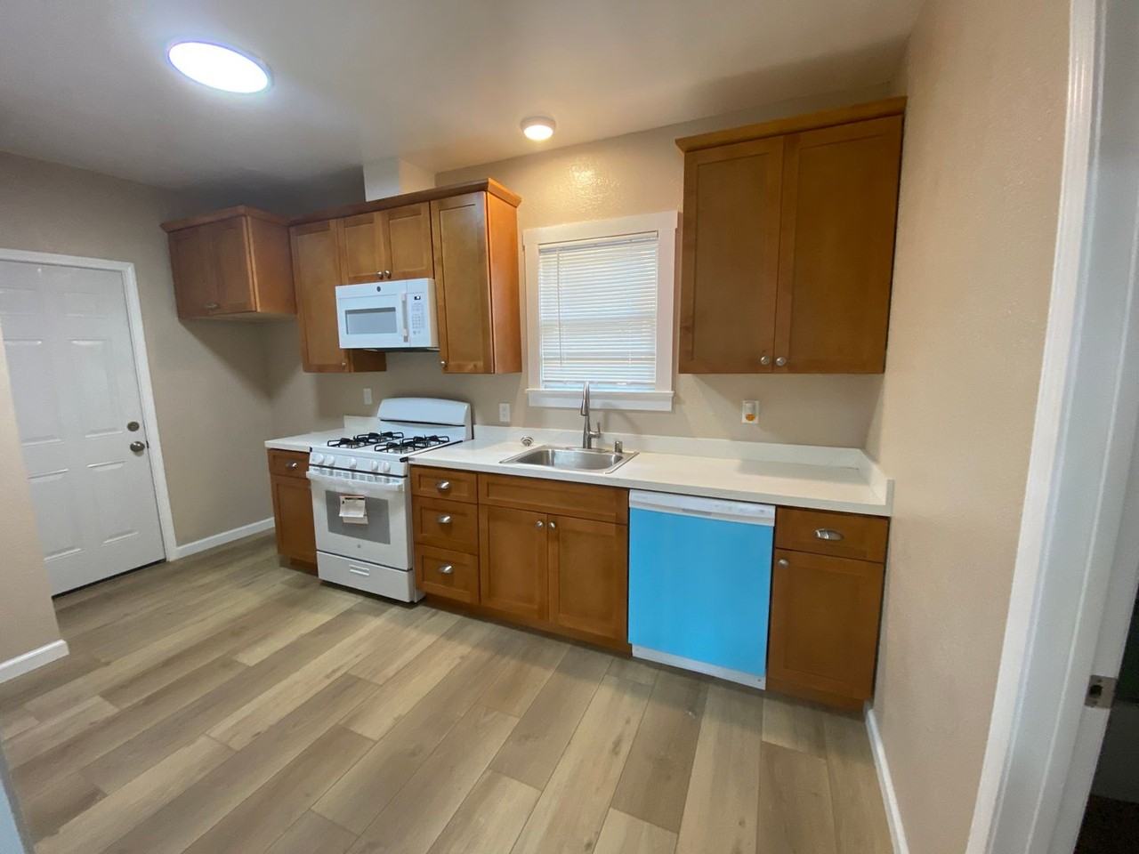 F01915 - Photo 3 of 9