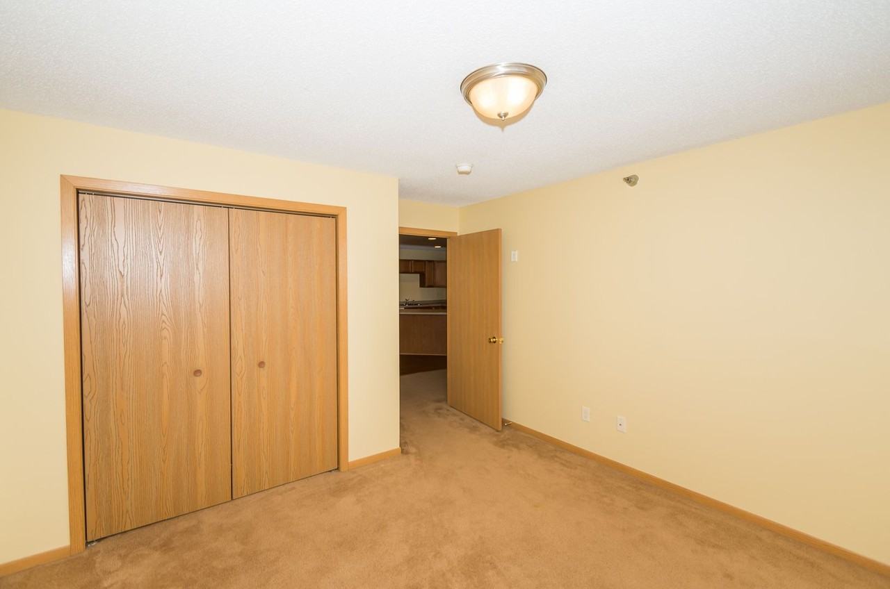 Shakespeare Apartments 3800 - Photo 3 of 13