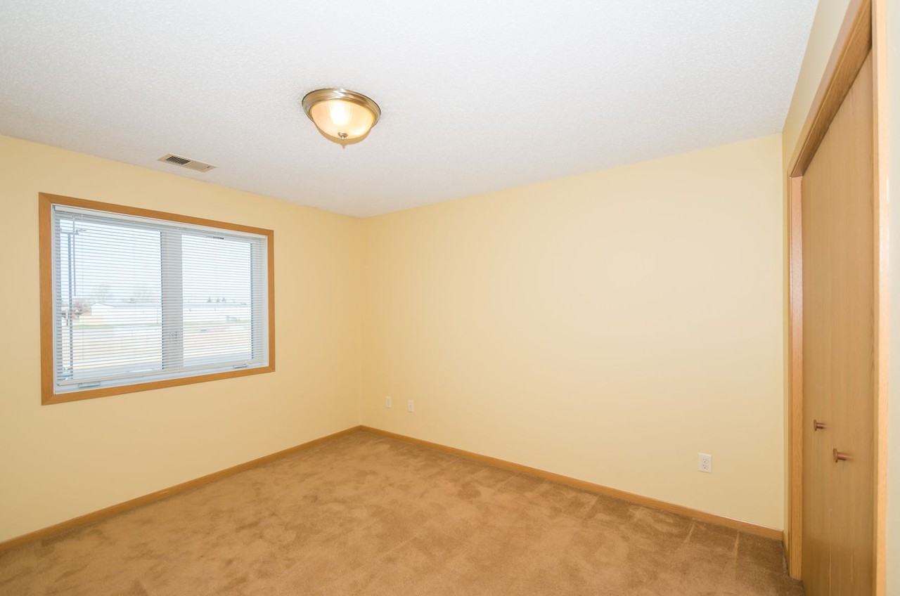 Shakespeare Apartments 3800 - Photo 6 of 13