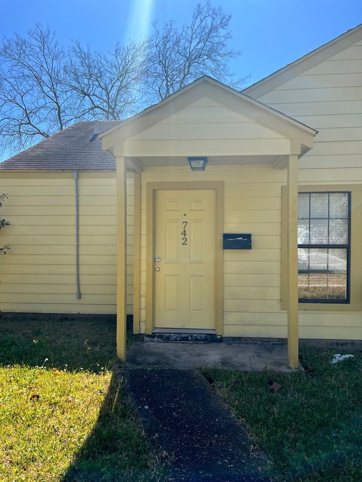 740/742 E Irby - Photo 2 of 8