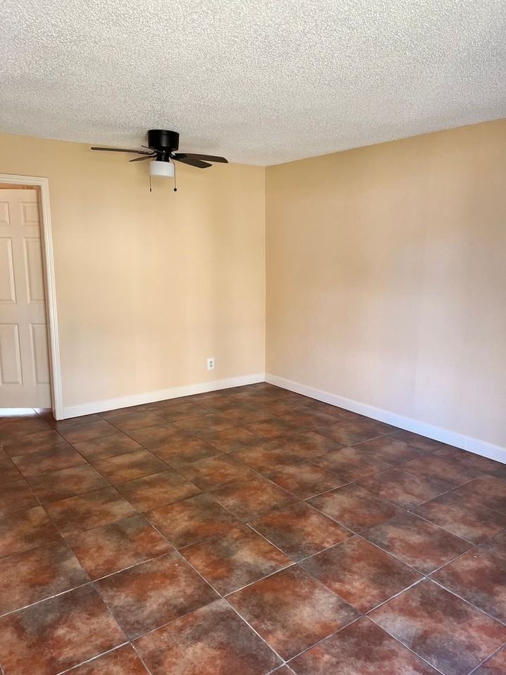 740/742 E Irby - Photo 3 of 8