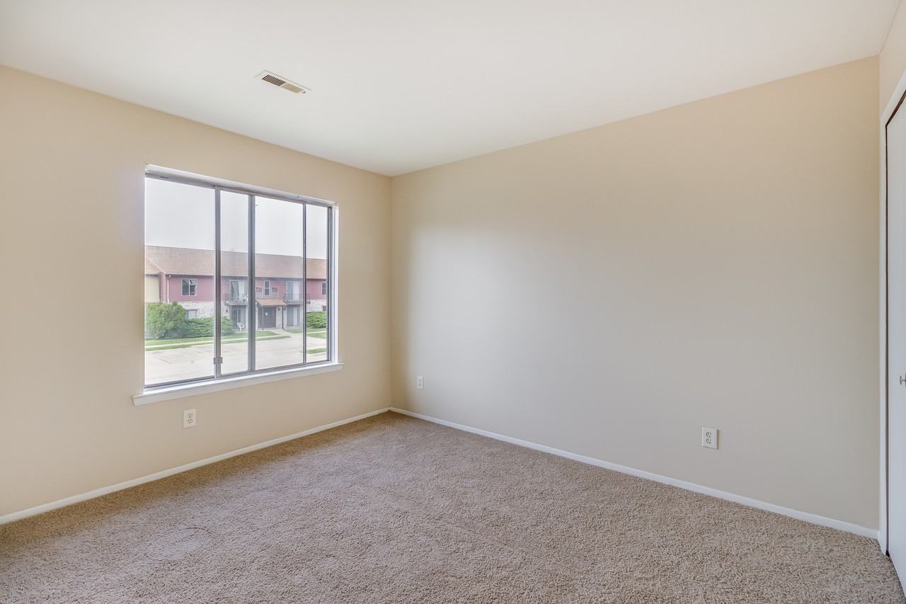 Drakeshire Apartments (Suzanne Apartments LLC) - Photo 4 of 21