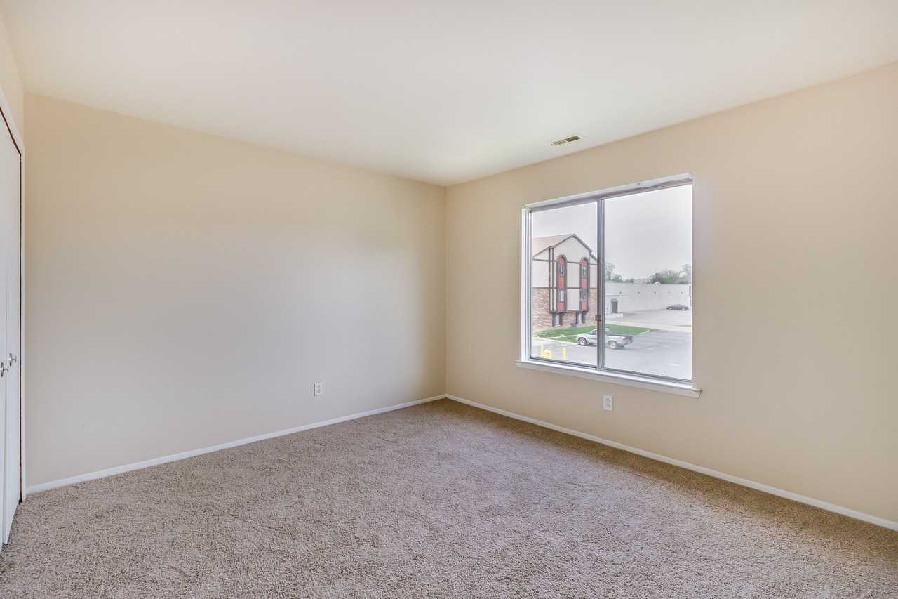 Drakeshire Apartments (Suzanne Apartments LLC) - Photo 5 of 21