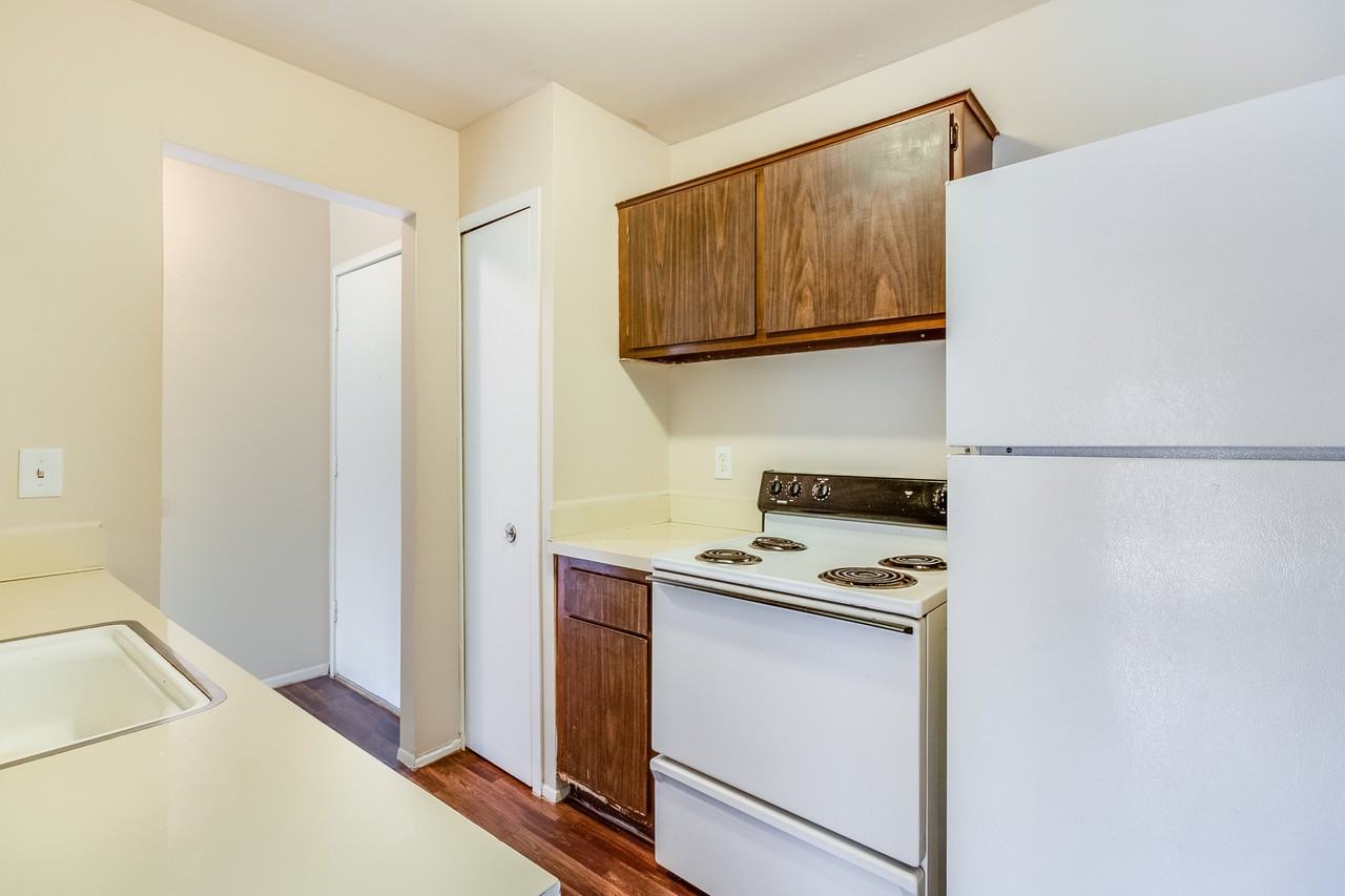 Drakeshire Apartments (Suzanne Apartments LLC) - Photo 6 of 21