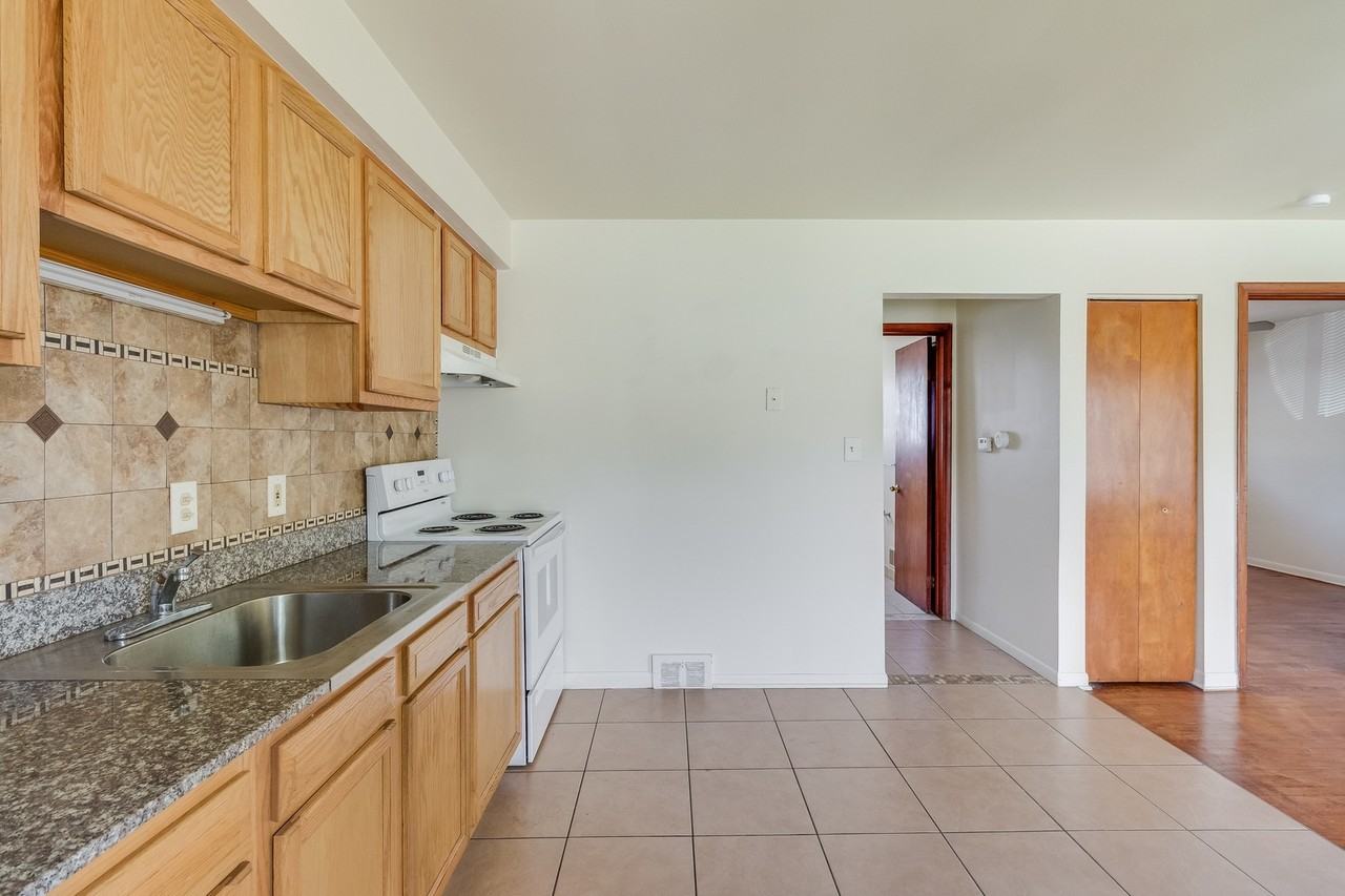 London Moore Apartments - Photo 3 of 14