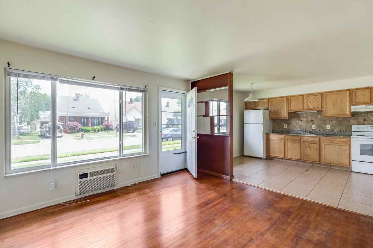 London Moore Apartments - Photo 5 of 14