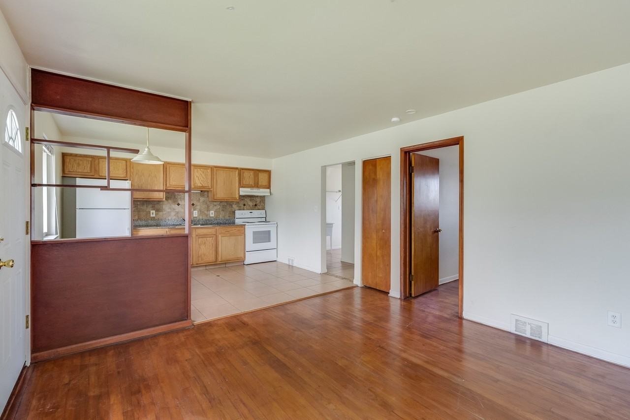 London Moore Apartments - Photo 6 of 14