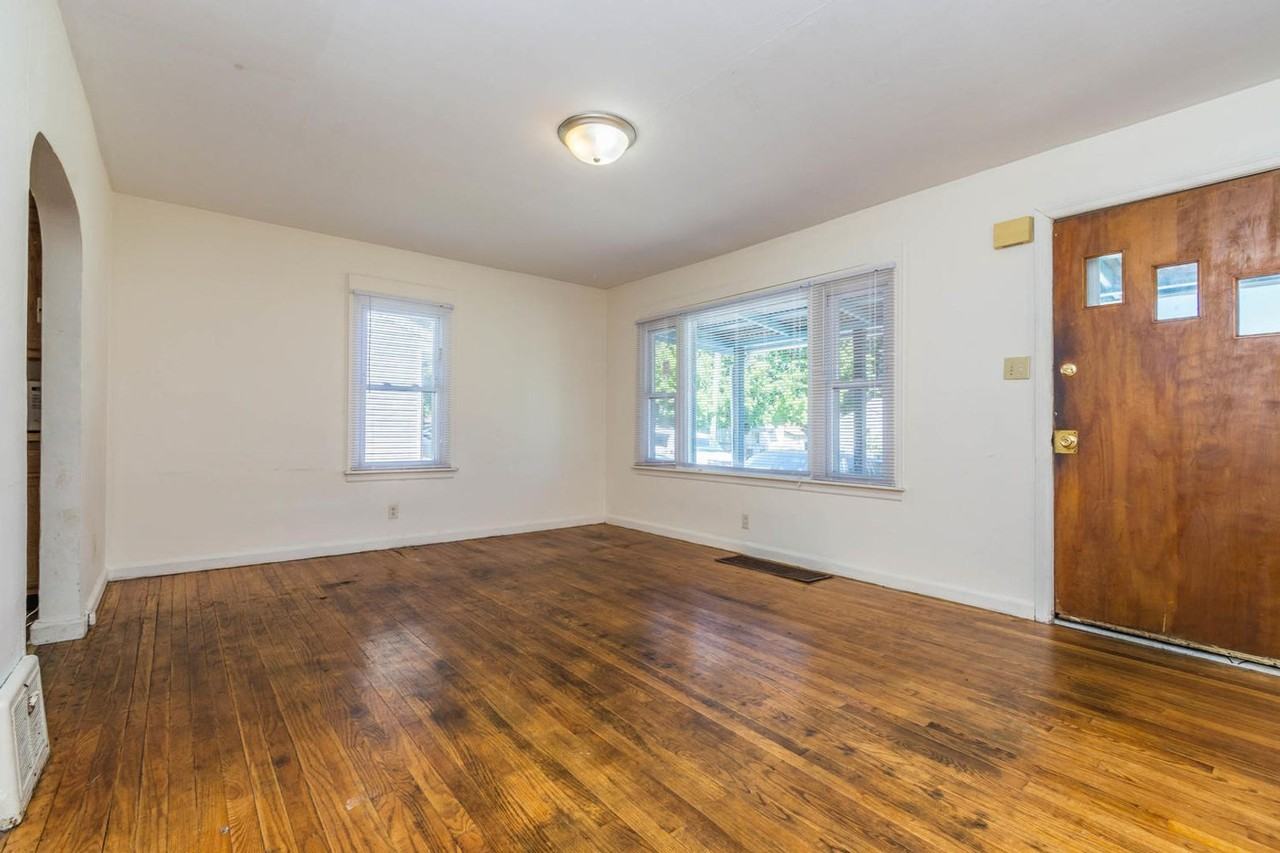 406 E 20th - Photo 4 of 26