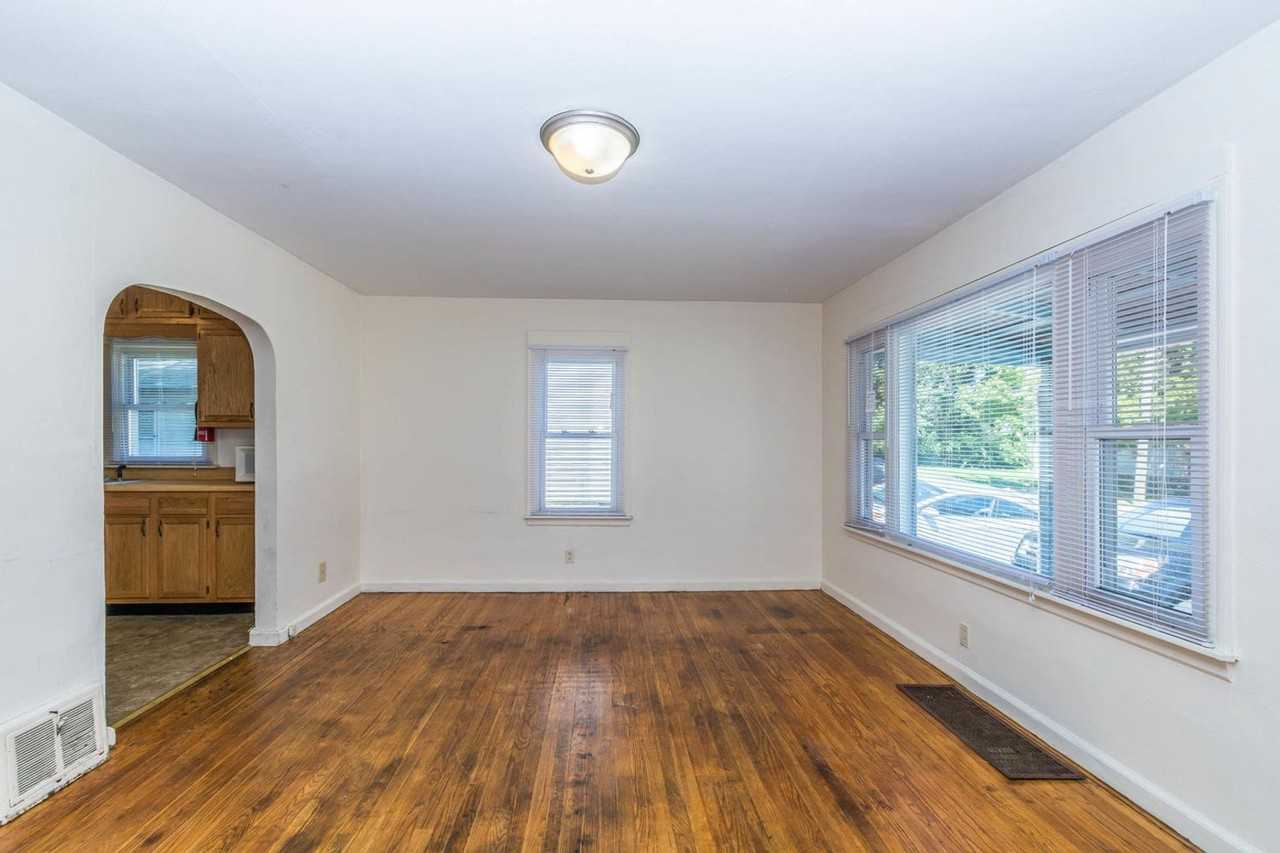 406 E 20th - Photo 6 of 26