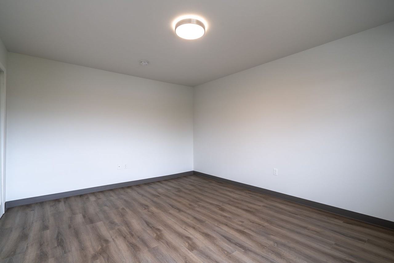 Cedar Rapids 2 bd - Photo 2 of 12