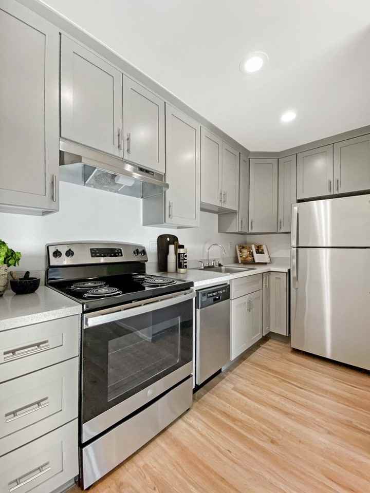 Del Medio Manor - Photo 3 of 12