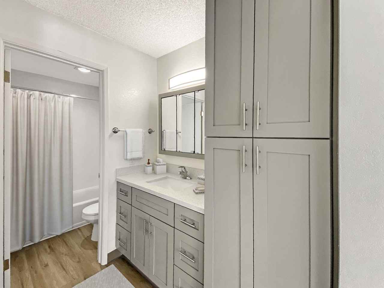 Del Medio Manor - Photo 5 of 12