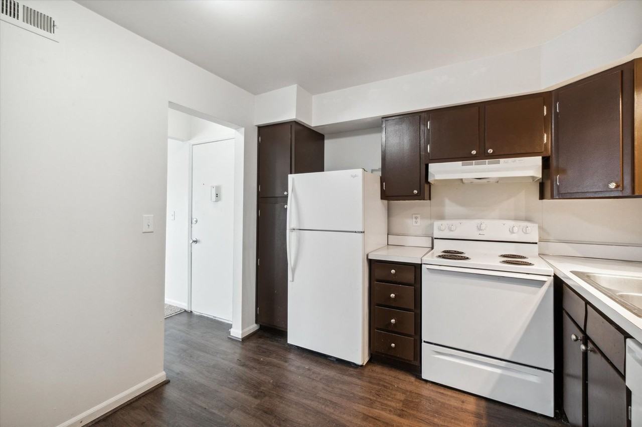 Country Club Park Apartments (320 S. Drake LLC) - Photo 2 of 50