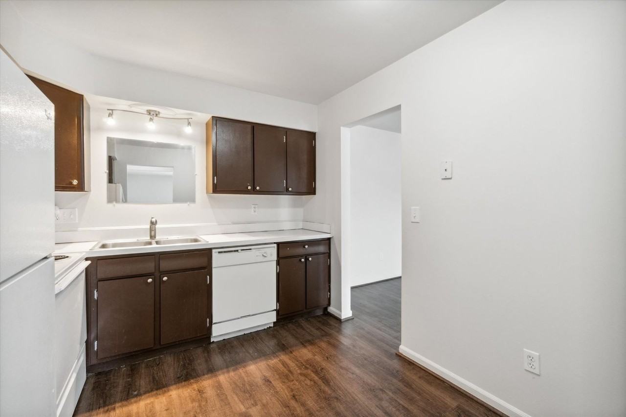 Country Club Park Apartments (320 S. Drake LLC) - Photo 4 of 50