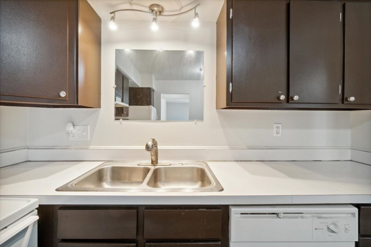 Country Club Park Apartments (320 S. Drake LLC) - Photo 5 of 50