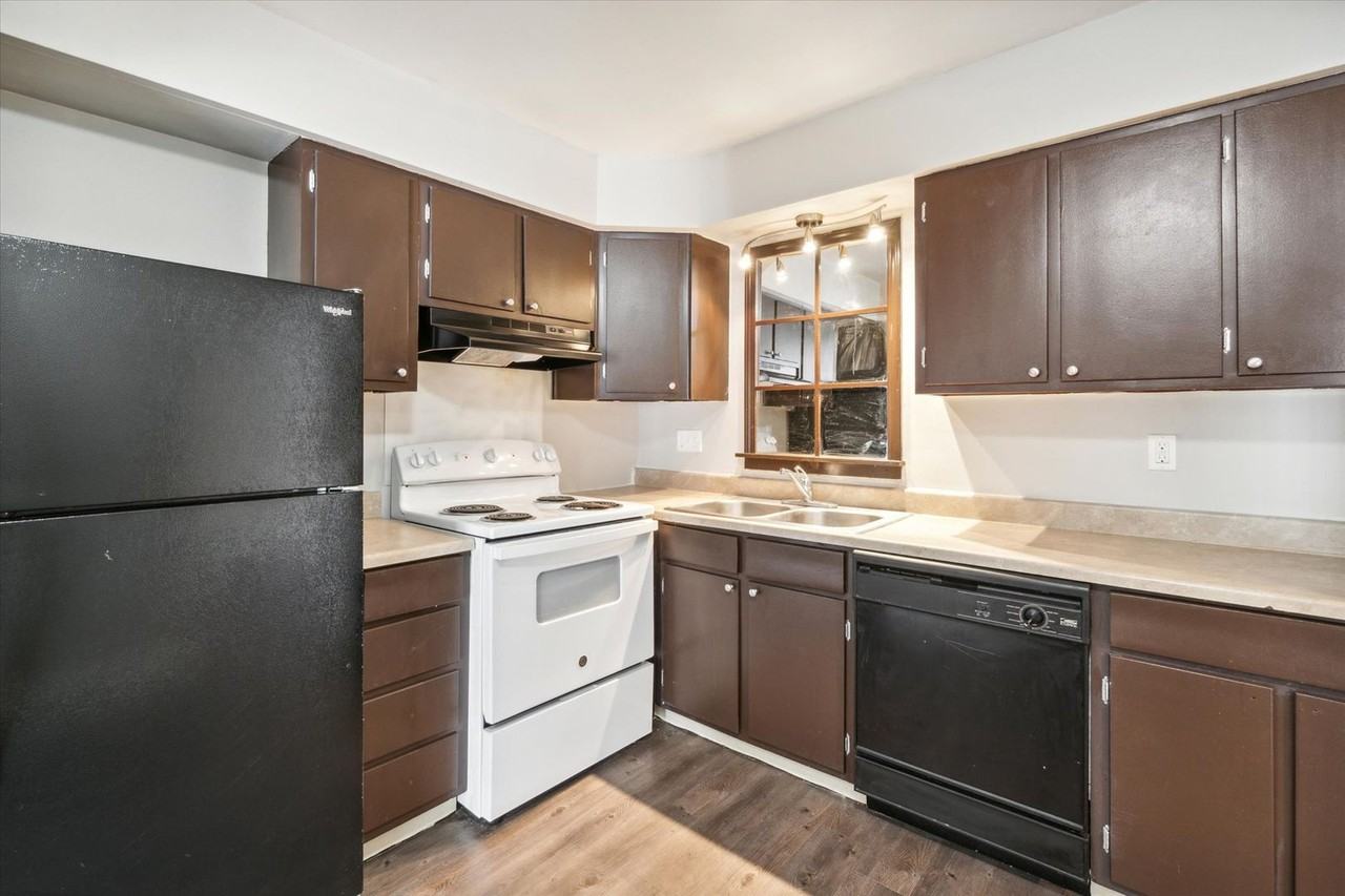 Country Club Park Apartments (320 S. Drake LLC) - Photo 6 of 50