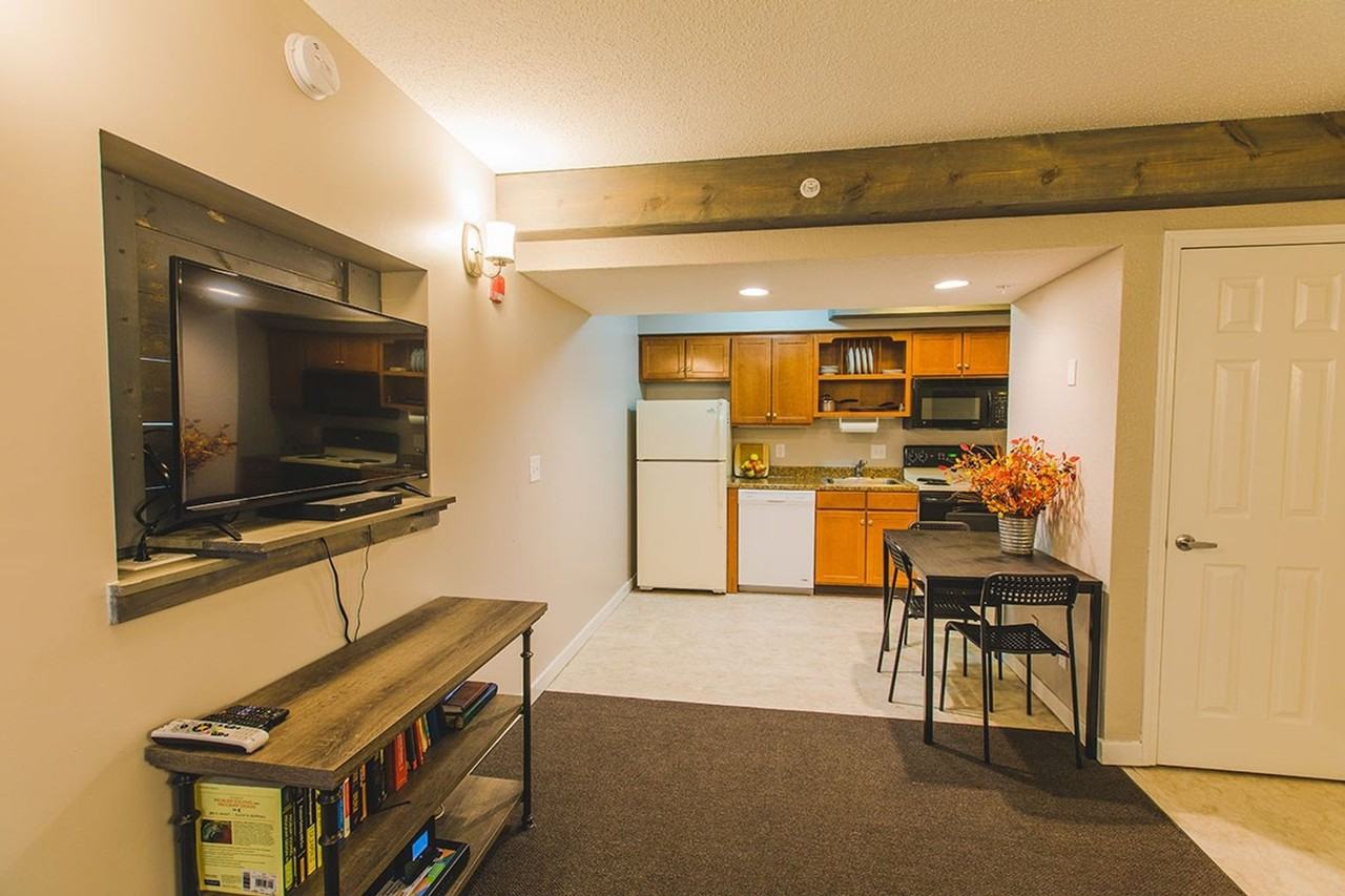 Waterfront Apartments (TCT 1600, LLC) - Photo 2 of 31