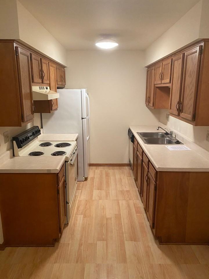 Newport Shores Apartments (Newport Shores Apartments LLC) - Photo 2 of 11