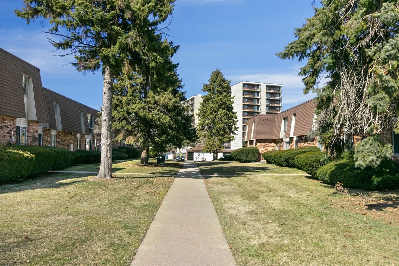 Holiday Garden Apartments^ (Holiday Garden Partners, LLC) - Photo 2 of 44