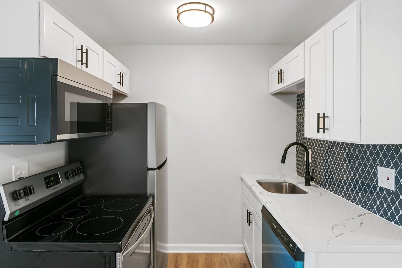 The Park on 13 (Woodward North) Apartments 3023 W 13 Mile Rd, Royal