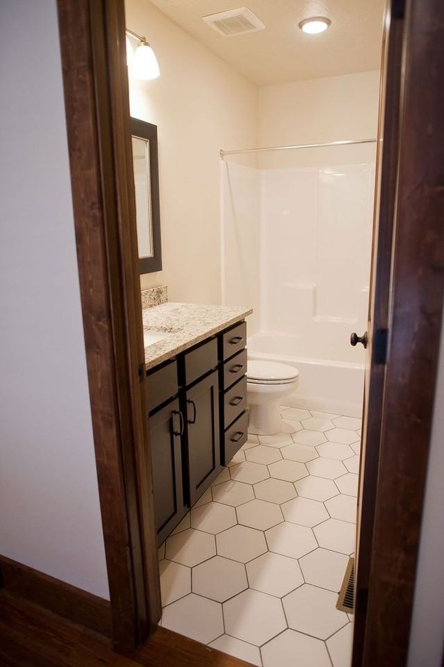 515 W Mcdaniel St - Photo 5 of 10