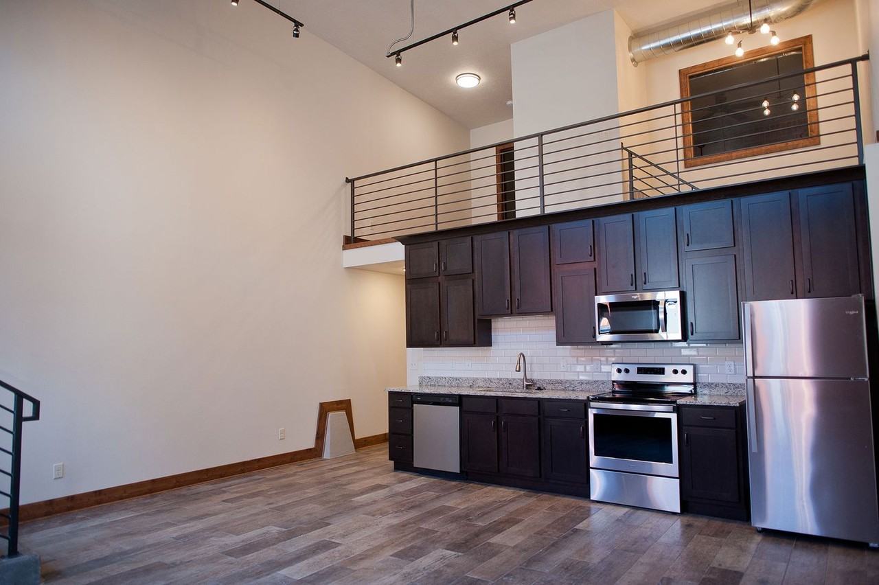 518 W College St - Photo 2 of 11