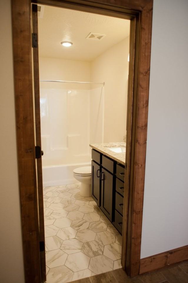 515 W Mcdaniel St - Photo 6 of 7