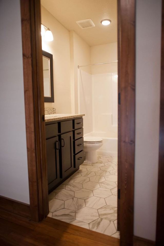 515 W Mcdaniel St - Photo 7 of 10