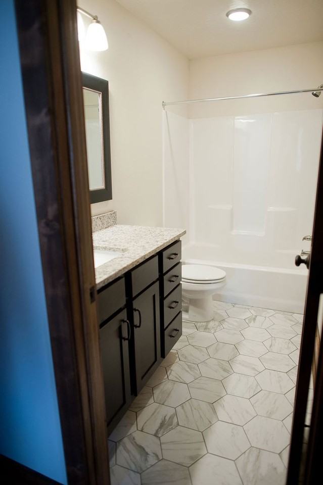 518 W College St - Photo 4 of 11